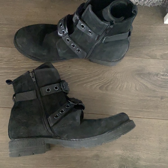 Beuno Black Boots - Picture 2 of 2